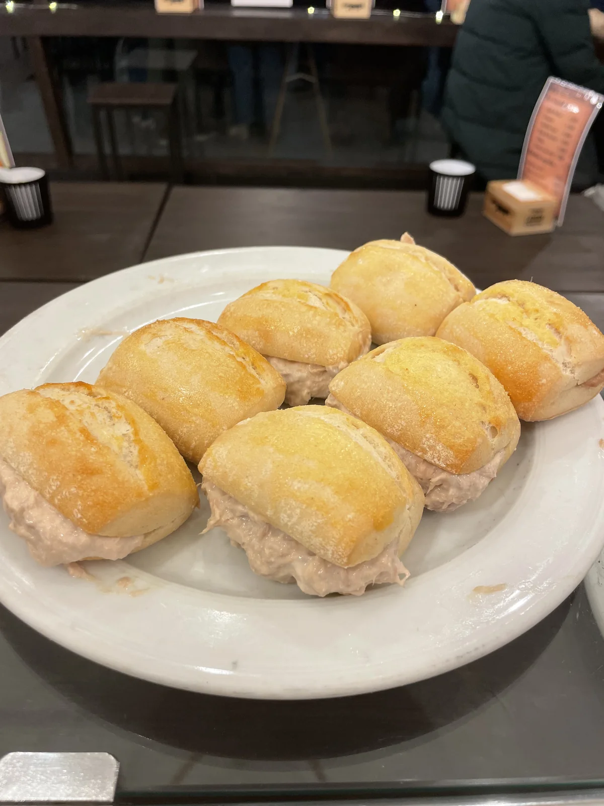 Bollos de regalo de bonito con mahonesa