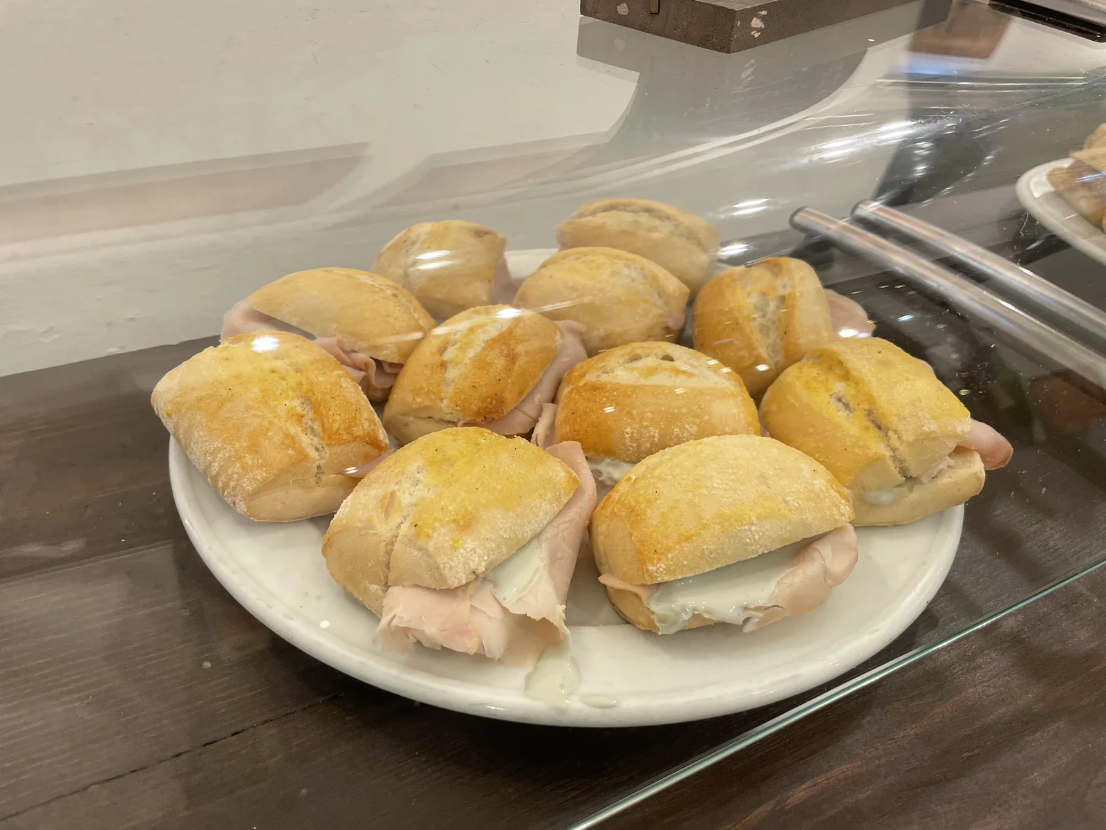 Bollos de regalo de jamón asado con salsa de queso azul