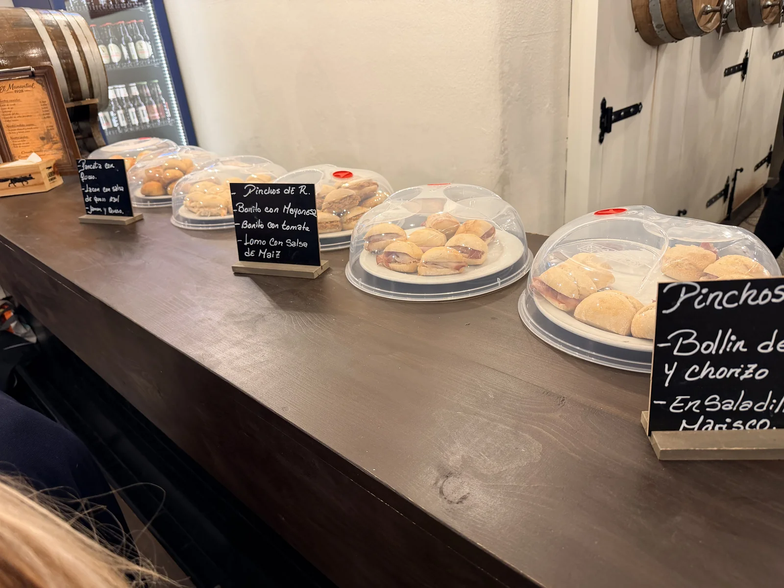 Pinchos y bollos en la barra