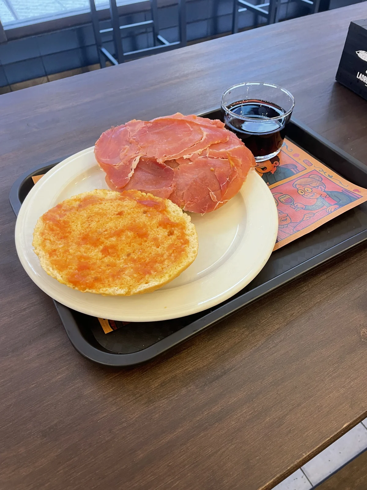 Mollete de jamón ahumado, tomate y aceite