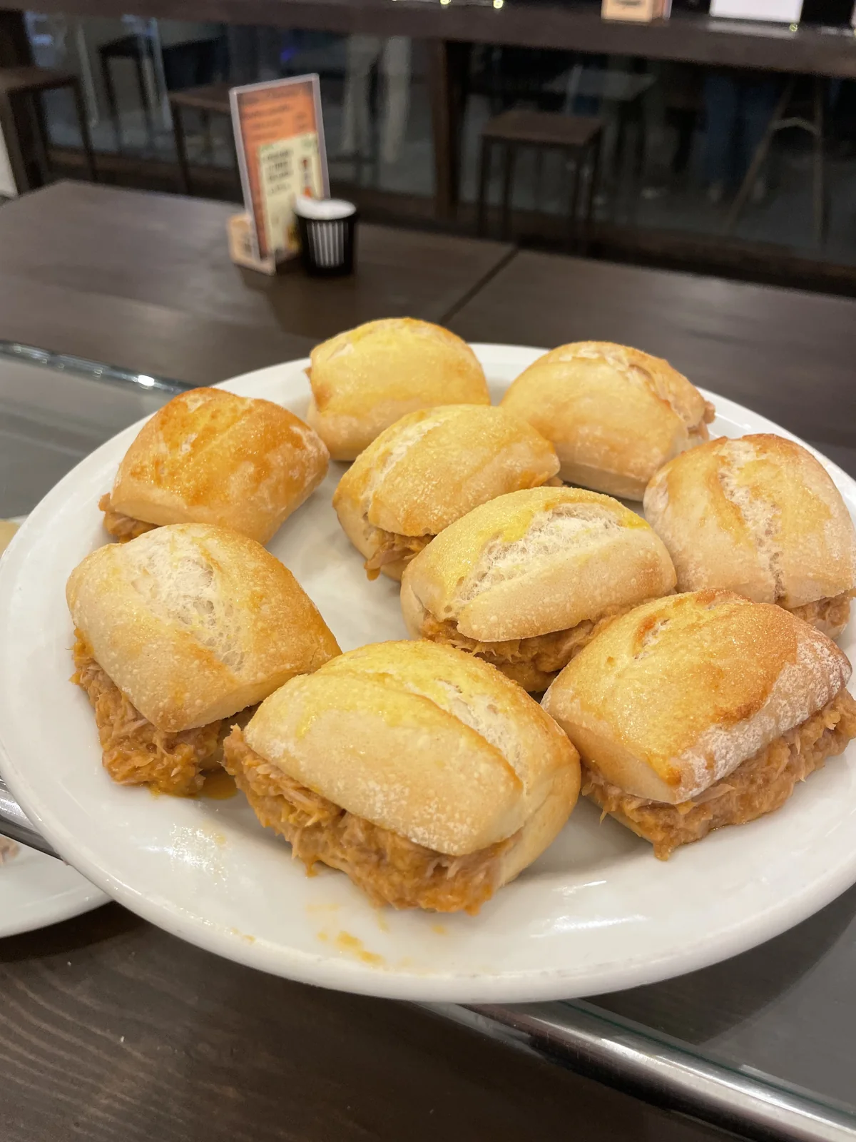 Bollos de regalo de bonito con tomate